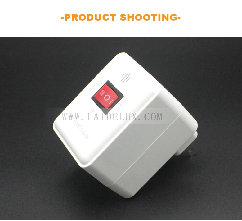 Intelligent sound-lightcontrol plug-in lamp holder